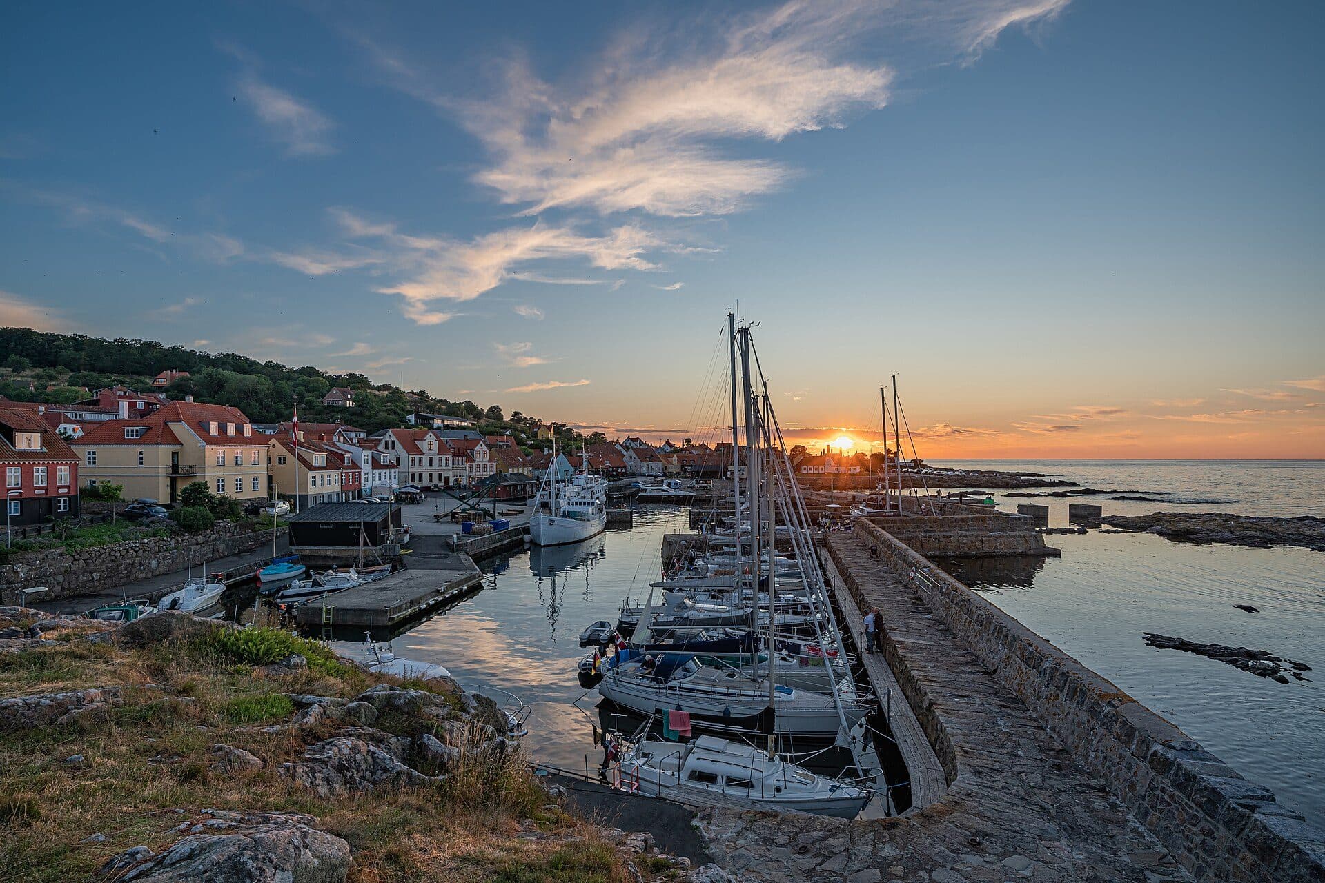 Gudhjem havn ved solnedgang